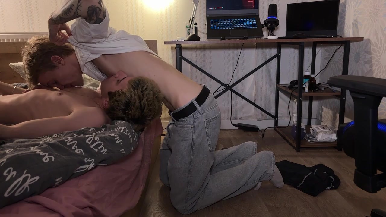 отвлек парня с большим членом от игры на еблю Free Sex Video RedTube