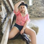 Curvy MILF AnneMarie