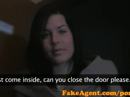 První facial pro studentku v FakeAgent