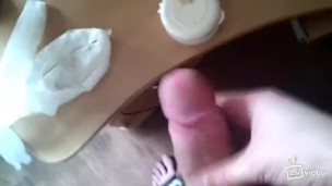 Дрочит и кончает на стол