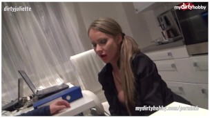 Deutsche heiße MILF Sekretaerin im Buero gefickt