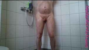 Nylonjunge in der Dusche