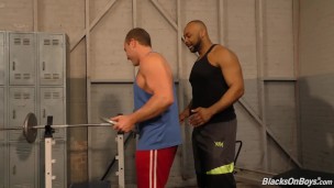 Muscular white guy goes black in a gym