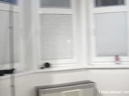 Pohovor se zvrhne v lesbickou akci