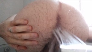 Toothpaste massage on asshole - Massage anal avec dentifrice
