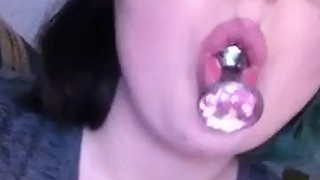 Jovem vagabunda se masturbando