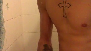 bel twink in doccia con il suo cazzone