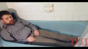 Thedudewhosadude pisses on water-resistant work clothes