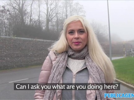 italská blondýnka se v autě vyspí s místním