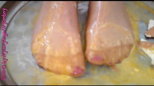 Crushing: The raw EGGS ** Nylonfußfetisch **