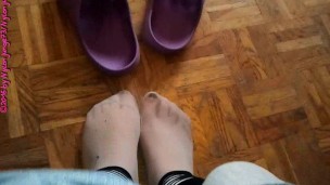 Floor mop in pantyhose ** Nylonfetish **