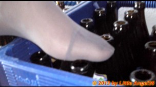 Nylon feet on the crates