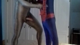 zentai croc se diverte com o homem-aranha manequim capturado