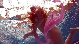 Redhead Simonna showing her body underwater
