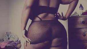 Sexy bbw dancing to KEISHA