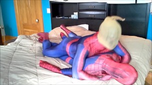 homem-aranha mascarado luta contra o Homem-Aranha