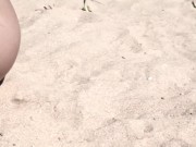 Novia expone su culo perfecto en una playa nudista 9/16