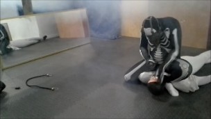 esqueleto gasmasked derrota seu boneco branco