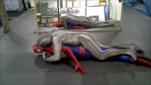 zentai crocodilo transa com seu boneco de homem-aranha