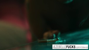 Tattooed MILF Jezebelle toys her pussy in a hotel room