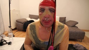 Latex-Unicorn allone at home 1