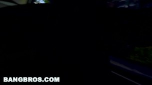 BANGBROS - Willow Winters Rides The Bang Bus in Miami! (bb16044)