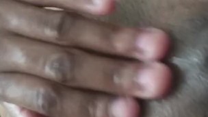 Ebony  se satisfaz depois do banho