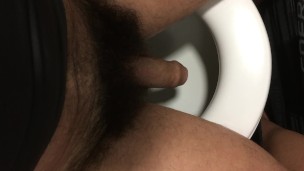 je pisse assis sur la cuvette