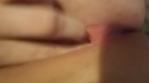 Makin minha calcinha molhada com meu mini vibrador roxo