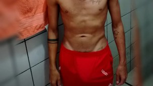 Magrinho Piricurudo Balançando o Cassete Mole no Shorte
