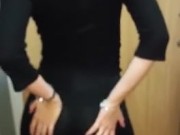 sexy joven amateur con leggins moviendo el culo para que tu pagues