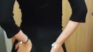 sexy joven amateur con leggins moviendo el culo para que tu pagues