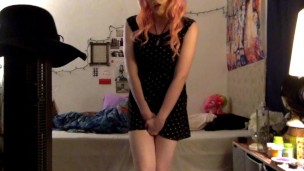 Мичиру держит и мочится в бутылку