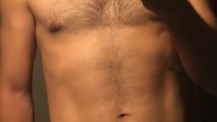 Hombre grabándose mostrando su rico bulto en short