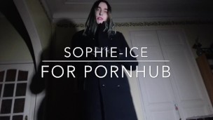 Sophie Ice : Latex, Striptease, Gorge profonde et Facial en solo