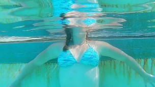 Water Wiggles and a Naughty Flash in Public Pool ~A Velvet Short~
