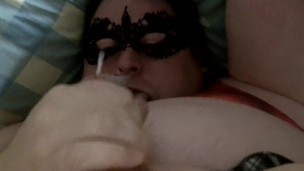 La salope Sissy gagne la lib&eacute;ration de la chastet&eacute; en se branlant jusqu'&agrave; ce qu'elle ait un visage dans la bouche.