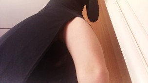 mi guardi sotto la gonna,porcellino?
