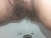 Sarettahot pissing nel bidet