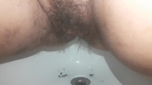 Sarettahot pissing nel bidet