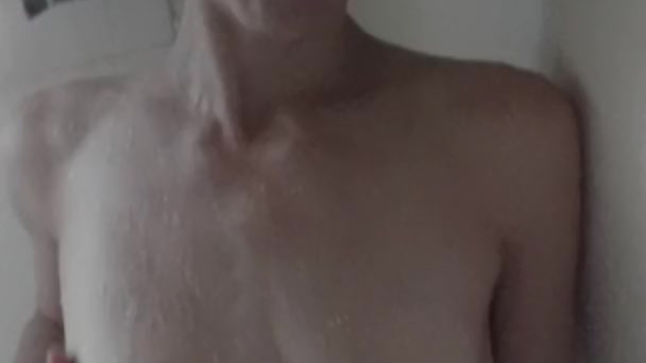 Esposa anoréxica flaca y pálida chupando mi polla en la ducha después del entrenamiento - Vídeo de sexo gratis - RedTube
