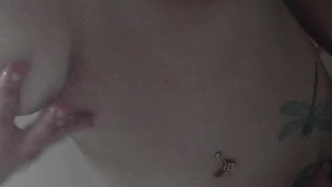 Esposa anoréxica flaca y pálida chupando mi polla en la ducha después del entrenamiento - Vídeo de sexo gratis - RedTube