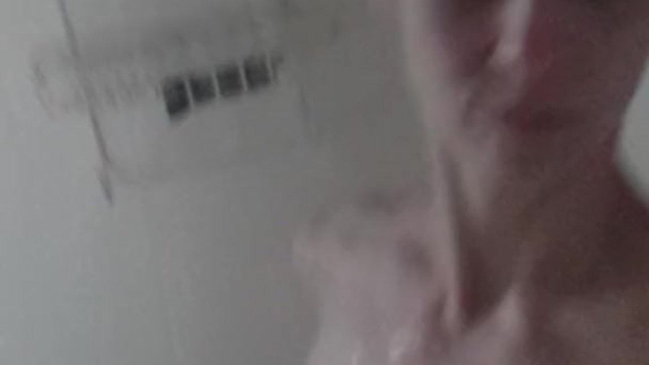 Esposa anoréxica flaca y pálida chupando mi polla en la ducha después del entrenamiento - Vídeo de sexo gratis - RedTube