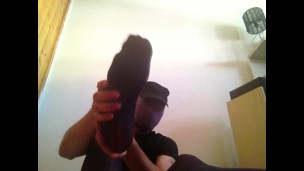 YOUNG GUY PLAYNG WITH FEET IN PURPLE TIGHTS / PANTYHOSE