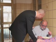 Badante si fa scopare davanti al vecchio pappone 14/16