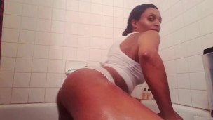 Sexy shower video dancing to the song Body by Migos ft Sean Paul