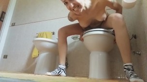 pee&farts all naked! follow me on wc