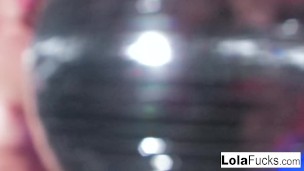 Butt Bubble cutie Lola Foxx dances then stuffs her pussy