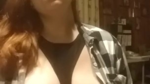 Ruiva sexy fumando com peitos fora jogo de fetiche