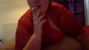 Fumando em lingerie vermelha